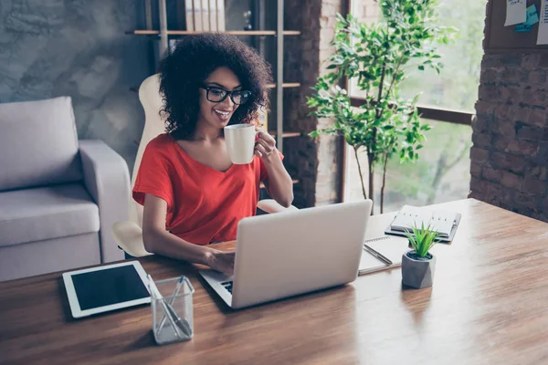 Retrato Del Alegre Freelancer Positivo Sentado Escritorio Bebiendo Bebida Caliente — Foto de Stock