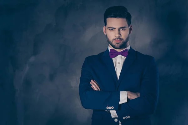コピー スペースを持つ肖像画空青いスーツでクールなハンサムな男の腕交差影ビンテージ スマート スーツ付属の分離の暗い灰色の背景を保持している紫のボウタイ — ストック写真
