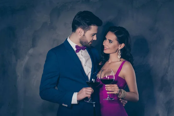 Retrato Casal Romântico Encantador Ter Vinhedos Com Vinho Tinto Mãos — Fotografia de Stock