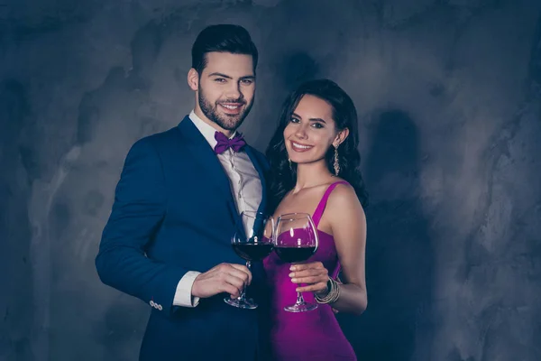 Portret Van Positieve Paar Met Wijnglazen Met Rode Wijn Handen — Stockfoto