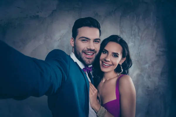 Autorretrato Atractiva Pareja Moda Caballeros Con Rastrojo Esmoquin Disparando Selfie —  Fotos de Stock