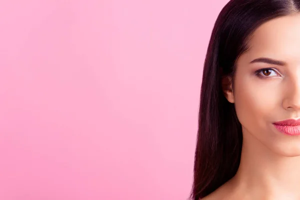 ピンクの背景 広告コンセプト上分離された裸の化粧で半分顔を魅力的なきれいな女性のコピー スペースを持つ肖像画間近トリミング — ストック写真