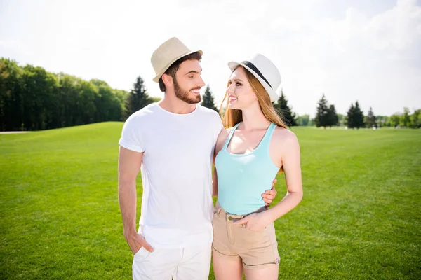 Retrato Pareja Romántica Encantadora Hombre Guapo Hermosa Mujer Abrazándose Mirando —  Fotos de Stock