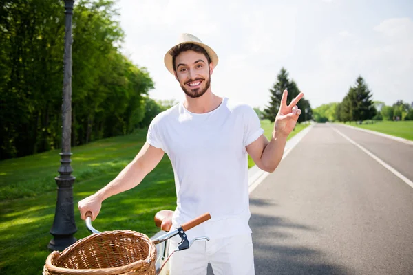 Retrato Homem Atraente Positivo Alegre Roupa Branca Ter Bicicleta Gesto — Fotografia de Stock