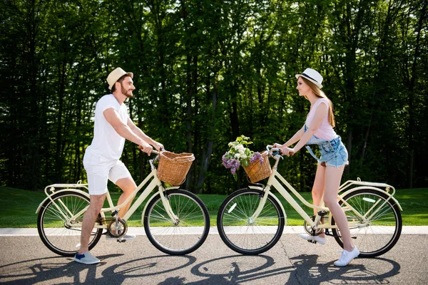 여동생과 캐주얼 복장에 바구니 복고풍 자전거에 동생의 초상화 반바지 햇빛을 — 스톡 사진