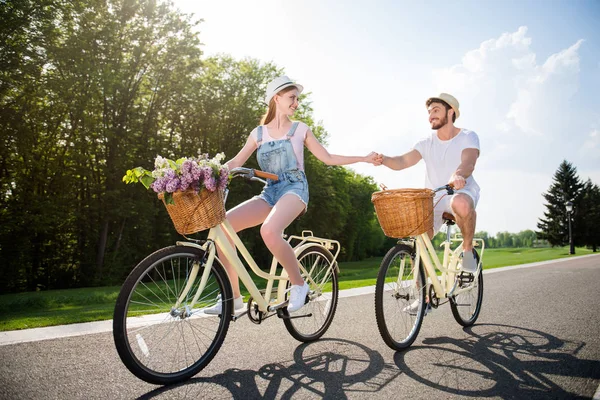 Retrato Belo Casal Atraente Roupas Casuais Jeans Geral Andar Bicicleta — Fotografia de Stock