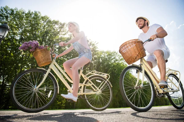 Retrato Irmão Esportivo Irmã Andar Bicicleta Retro Com Cestas Flores — Fotografia de Stock