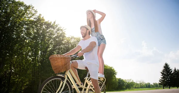 자전거에 긍정적인 잘생긴 남자의 트렁크를 시간을 즐기고 새로운 장소를 초원에 — 스톡 사진