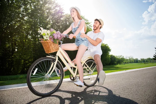 긍정적인 복고풍 자전거 잘생긴 남자와 트렁크 분위기에 극단적인 아드레날린 — 스톡 사진