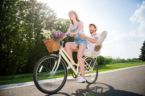 영원히 긍정적인 여자의 다리를 트렁크에 잘생긴 사람과 자전거 초상화 아드레날린 — 스톡 사진