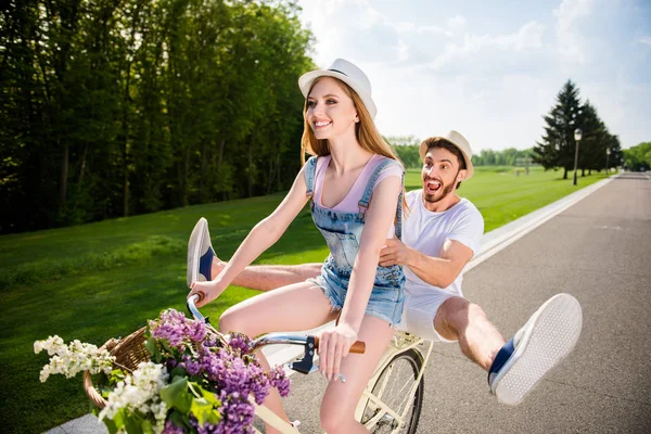 커플의 초상화 트렁크 지주에 잘생긴 남자와 자전거를 시간을 즐기는 분위기를가지고 — 스톡 사진