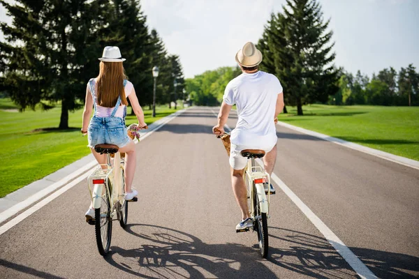 족제비 평온한 여행자 캐주얼 풍경을 즐기는 공원에서 자전거를 타고의 초상화 — 스톡 사진