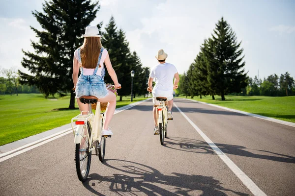 Retrato Visão Traseira Dois Viajantes Despreocupados Esportivos Andando Bicicleta Parque — Fotografia de Stock