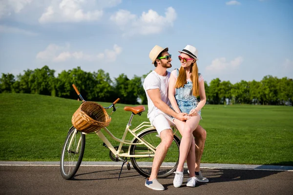 Retrato Casal Ativo Moda Usando Bicicleta Desfrutando Tempo Livre Livre — Fotografia de Stock