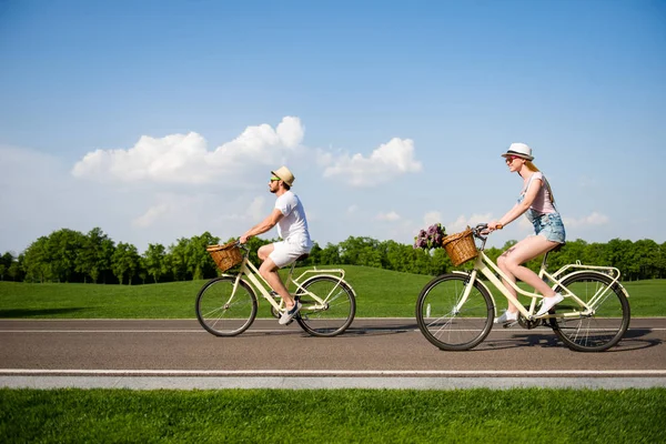 Portrait Trendiger Aktiver Und Energiegeladener Menschen Die Auf Fahrrädern Park — Stockfoto