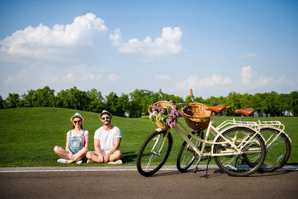 좋아하는 여동생 즐거움 햇빛을 즐기는 자전거를 잔디에 앉아의 초상화 신선한 — 스톡 사진