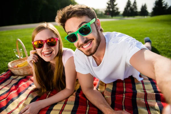 Zelfportret Van Funky Vrolijke Dwaas Broer Zus Liggen Groen Gras — Stockfoto