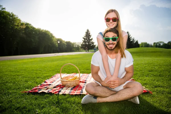 Retrato Encantadora Pareja Funky Sentado Césped Verde Aire Libre Tener —  Fotos de Stock