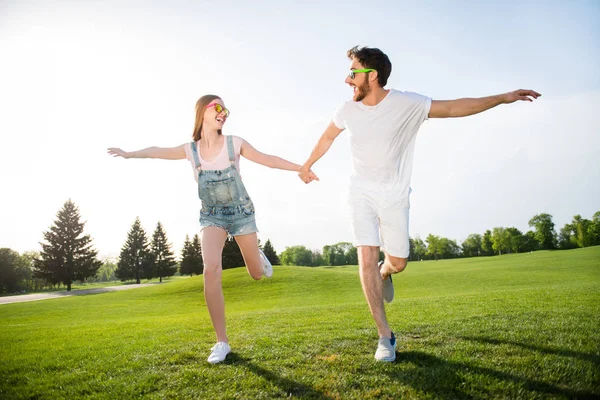 他与她永远在一起 全尺寸车身肖像疯狂的一对夫妇运行在绿色草坪蓝天享受时间一起在公园有欢快的表达 — 图库照片