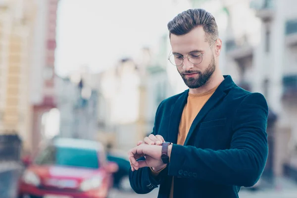 Retrato Hombre Inteligente Responsable Con Peinado Moderno Mirando Reloj Muñeca — Foto de Stock