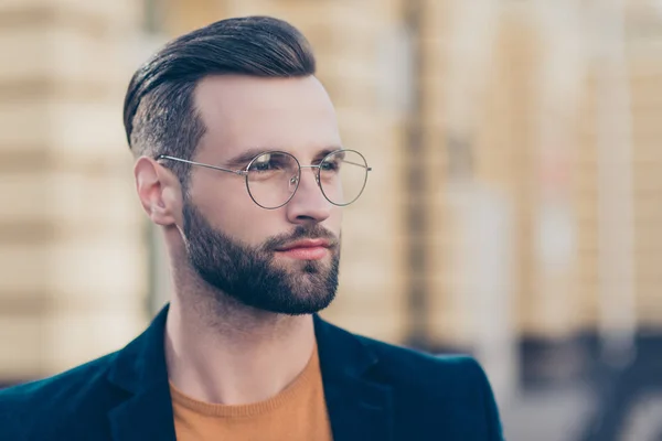 Retrato Com Cópia Espaço Homem Pensativo Inteligente Com Barba Penteado — Fotografia de Stock