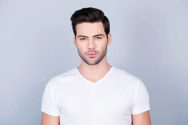 完美理想的人的肖像与现代发型柔软光滑的皮肤 在灰色背景下的白色 T恤衫 — 图库照片