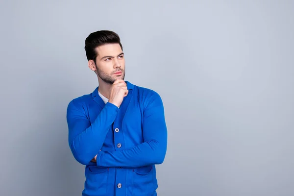 Retrato Homem Pensativo Segurando Mão Queixo Olhando Para Espaço Cópia — Fotografia de Stock