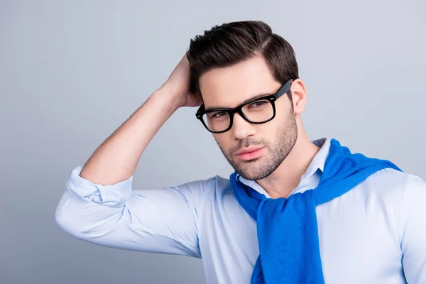 Prachtige Cool Macho Die Hand Zijn Haar Zijn Kapsel Blauwe — Stockfoto