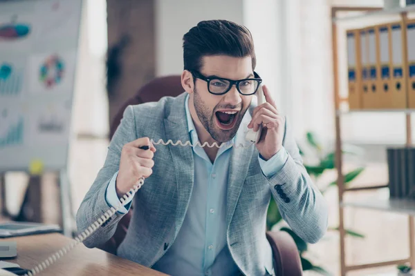 Retrato Del Hombre Agresivo Con Peinado Moderno Chaqueta Camisa Fuera — Foto de Stock