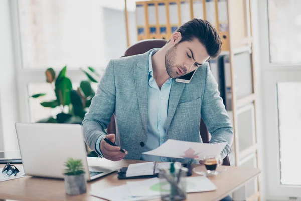 Porträtt Koncentrerad Eleganta Revisor Med Dokument Och Penna Händerna Talar — Stockfoto