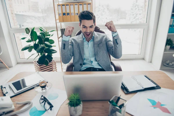 Portret Van Gelukkig Vrolijke Viering Van Manager Met Succes Afgerond — Stockfoto