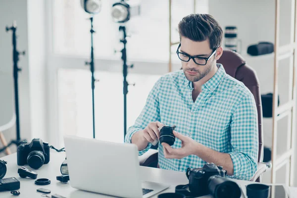 Retrato Experto Concentrado Ocupado Del Servicio Cámara Sentado Escritorio Con — Foto de Stock