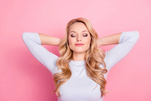 Retrato Linda Buena Chica Atractiva Con Peinado Moderno Maquillaje Natural — Foto de Stock