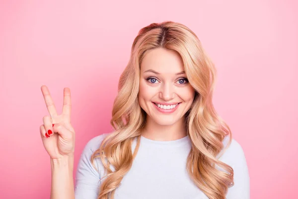 Retrato Grande Olho Encantador Menina Com Penteado Moderno Gesto Sinal — Fotografia de Stock