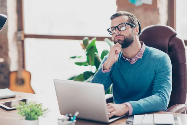 Prachtige Viriele Harde Professionele Journalist Hemd Trui Proberen Vinden Van — Stockfoto