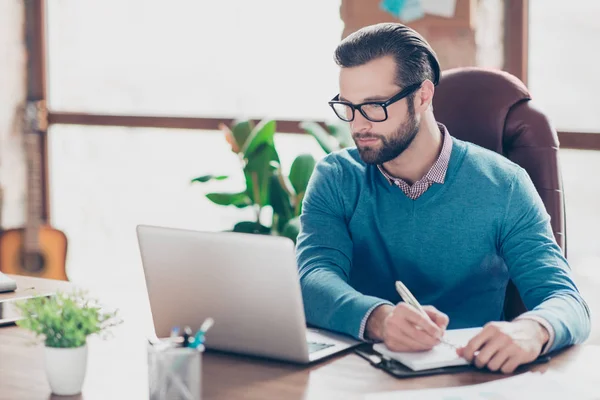 Atemberaubend Viril Hart Konzentriert Anwalt Hemd Und Pullover Macht Notizen — Stockfoto