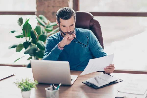 Attractieve Knappe Professionele Accountant Casual Outfit Houden Verslag Hand Trok — Stockfoto