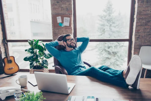 Cool Vrolijke Lachende Directeur Zet Benen Schoenen Tafel Zittend Een — Stockfoto