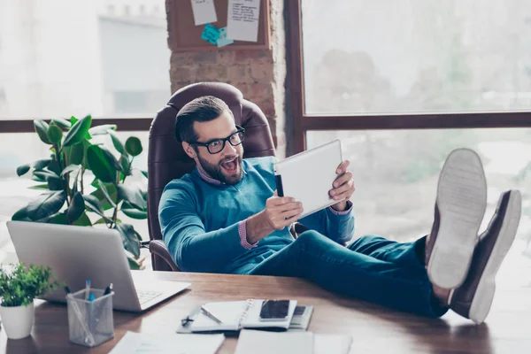 Enthousiaste Vrolijke Man Zit Stoel Werkplek Zetten Benen Bureau Bedrijf — Stockfoto