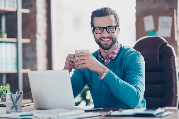 Bedwelmen Glimlachen Manly Manager Glazen Kijken Trui Shirt Zittend Lederen — Stockfoto