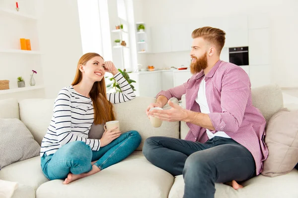 Diversión Comodidad Comunicación Dos Parejas Mañana Sentimientos Emociones Comodidad Concepto —  Fotos de Stock