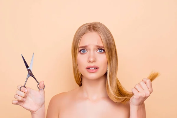 Retrato Menina Triste Chateada Com Cabelos Longos Tendo Problemas Com — Fotografia de Stock