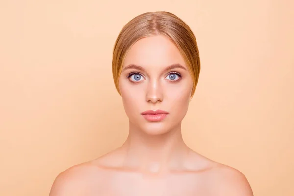柔らかく滑らかな肌ふっくら唇大きな目ベージュ色の背景に分離カメラ目線の可愛い素敵な女の子の肖像画 ウェルネス健康概念 — ストック写真