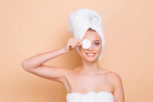 Retrato Divertido Modelo Alegre Con Turbante Cabeza Después Ducha Cerrar — Foto de Stock