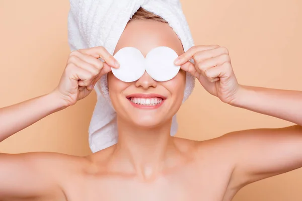 Retrato Divertido Modelo Cómico Juguetón Con Turbante Cabeza Después Ducha —  Fotos de Stock