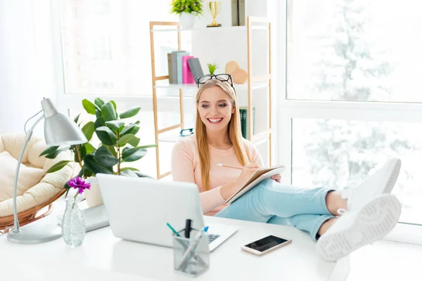 Retrato Menina Moda Elegante Colocando Pernas Mesa Usando Laptop Preparando — Fotografia de Stock