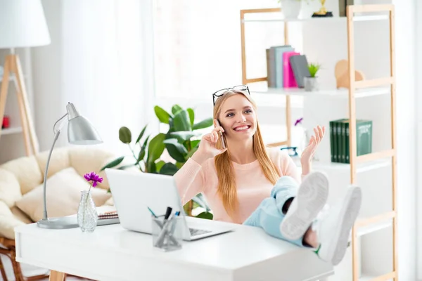 Retrato Menina Alegre Positiva Colocando Pernas Mesa Falando Por Telefone — Fotografia de Stock