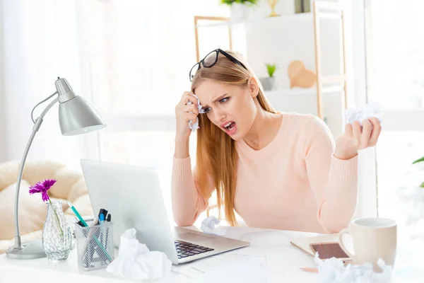 Ritratto Ragazza Arrabbiata Infastidita Che Problemi Con Compiti Preparandosi Gli — Foto Stock