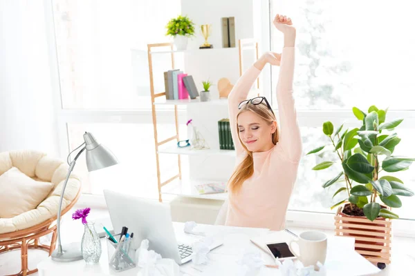 Retrato Bonito Encantador Menina Fazendo Alongamento Depois Trabalho Duro Manter — Fotografia de Stock