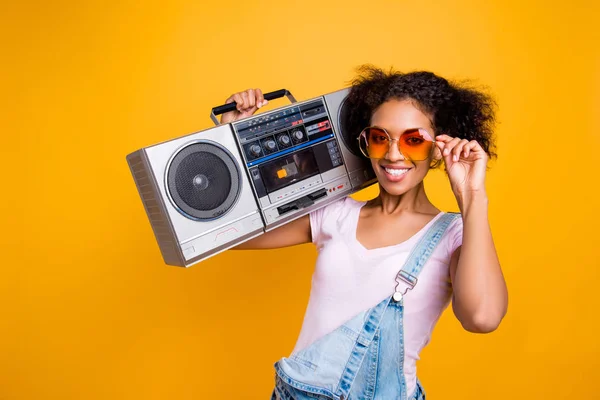 Portret Fantazyjne Girl Uśmiech Promienny Uśmiech Okulary Gospodarstwa Boom Box — Zdjęcie stockowe